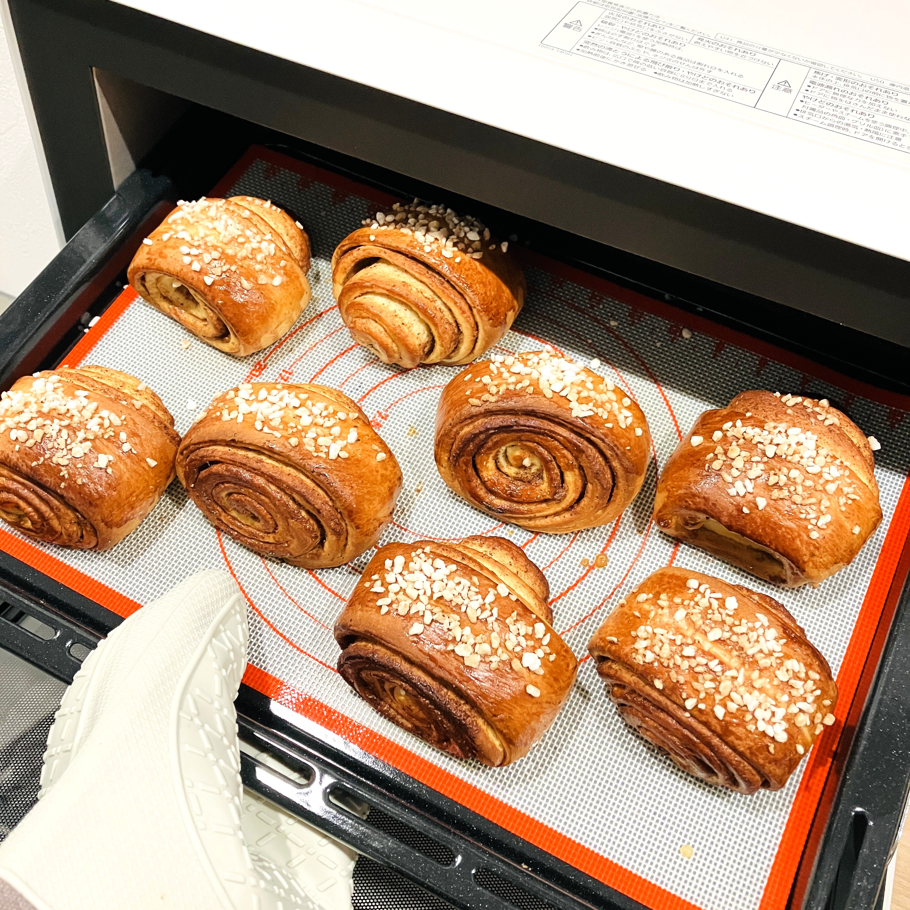 オーブンから出したばかりのシナモンロール