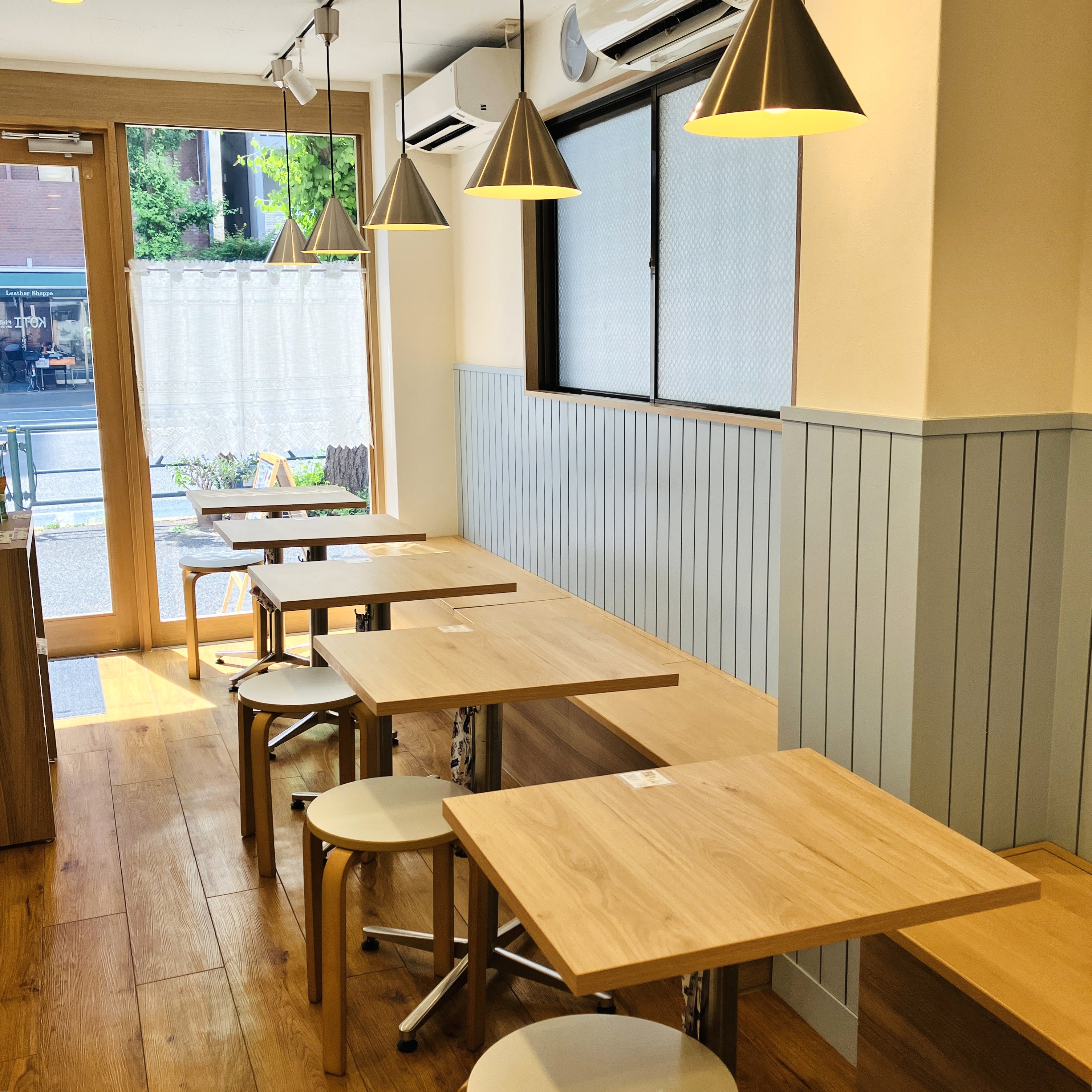 自然光が差し込むKOTI Finland Cafeの窓辺と木のテーブル
